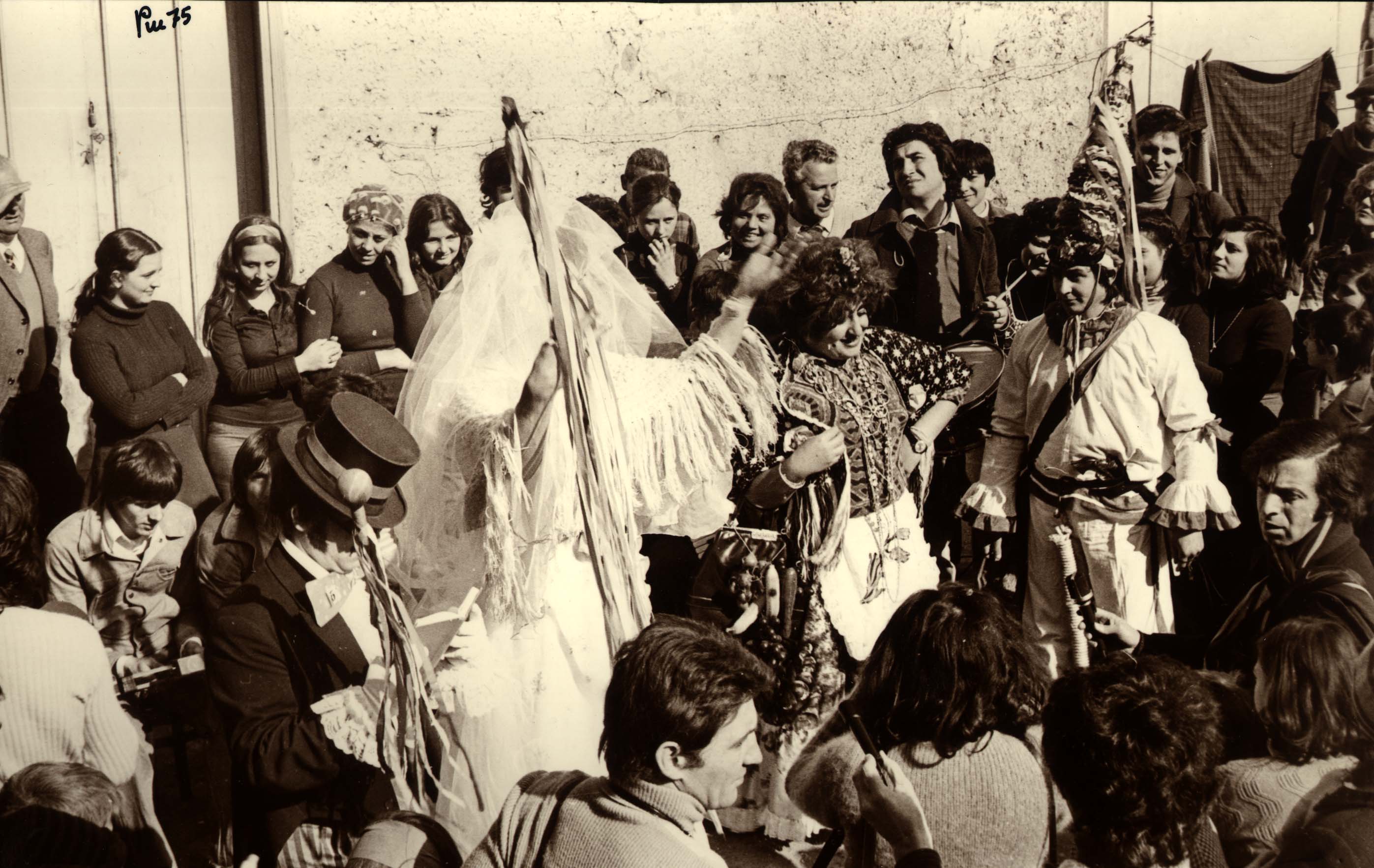Roberto De Simone, in basso a destra, durante la «Zeza» di Pomigliano d'Arco, 1976
