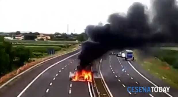 Una delle auto date in fiamme dai rapinatori - fotogramma video di Cesena Today