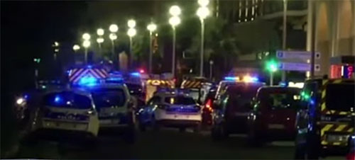 nizza-si-lancia-con-camion-sulla-folla