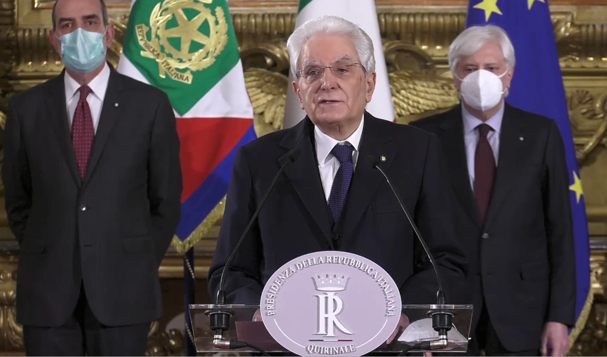 Mattarella esce di casa a Palermo, accolto da applauso dei cittadini VIDEO