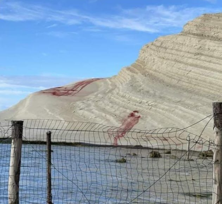 Chiazze rosse sulla marna bianca, danneggiata la Scala dei Turchi