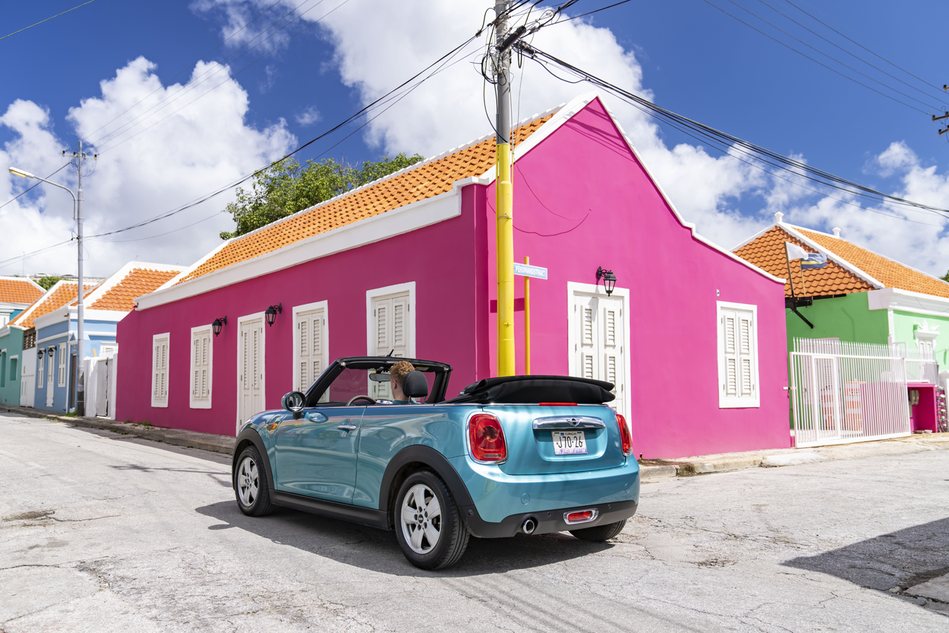 Con Mini Cabrio Caribbean Aqua per esplorare Curaçao