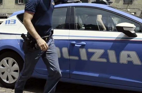Napoli, lanciano un monopattino dal cavalcavia: donna ferita, due minorenni arrestati