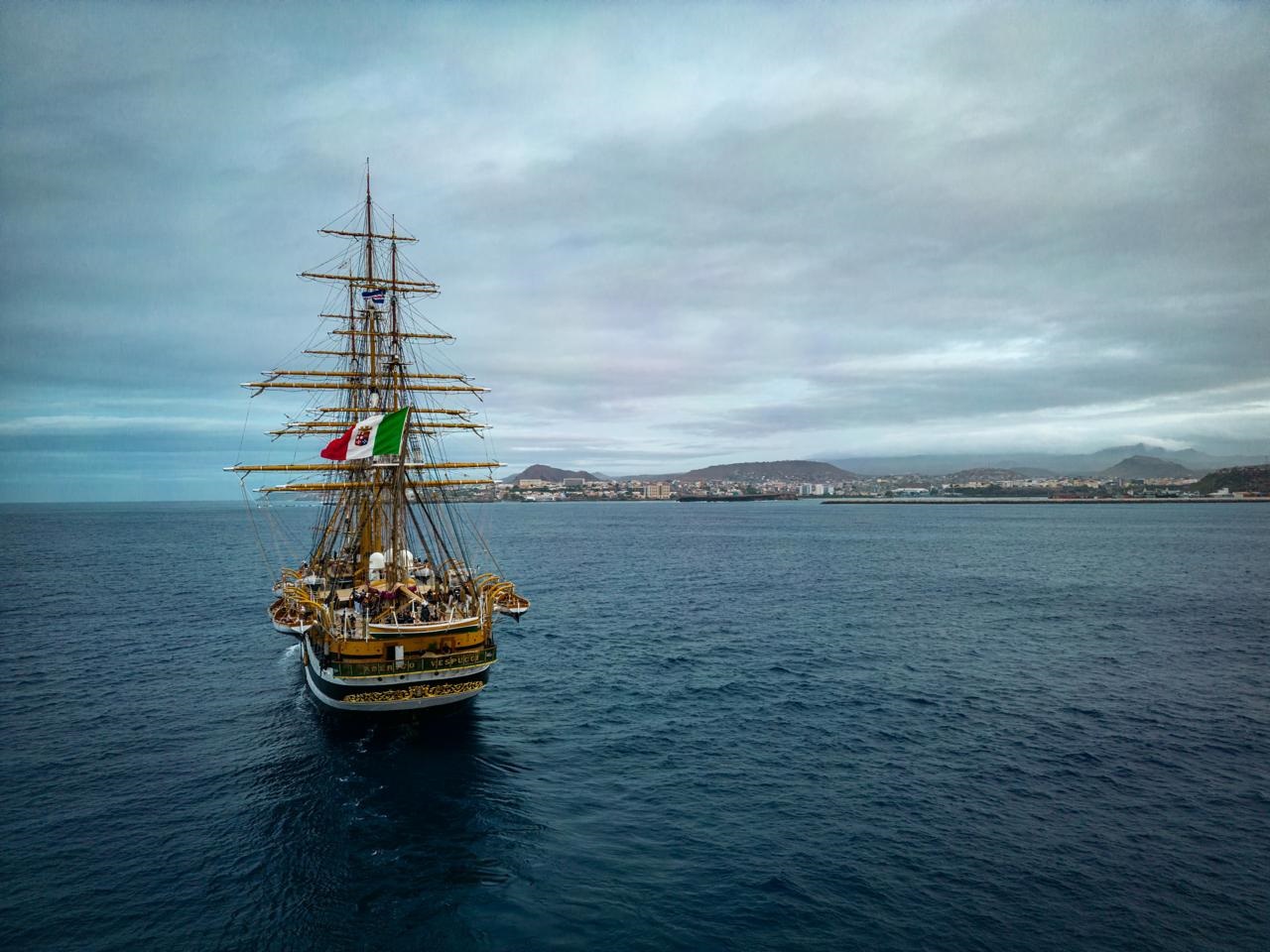 Cile, l’Amerigo Vespucci lascia Valparaíso e prosegue tour mondiale