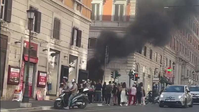 Roma: incendio in Via Nazionale causa alta colonna di fumo – VIDEO