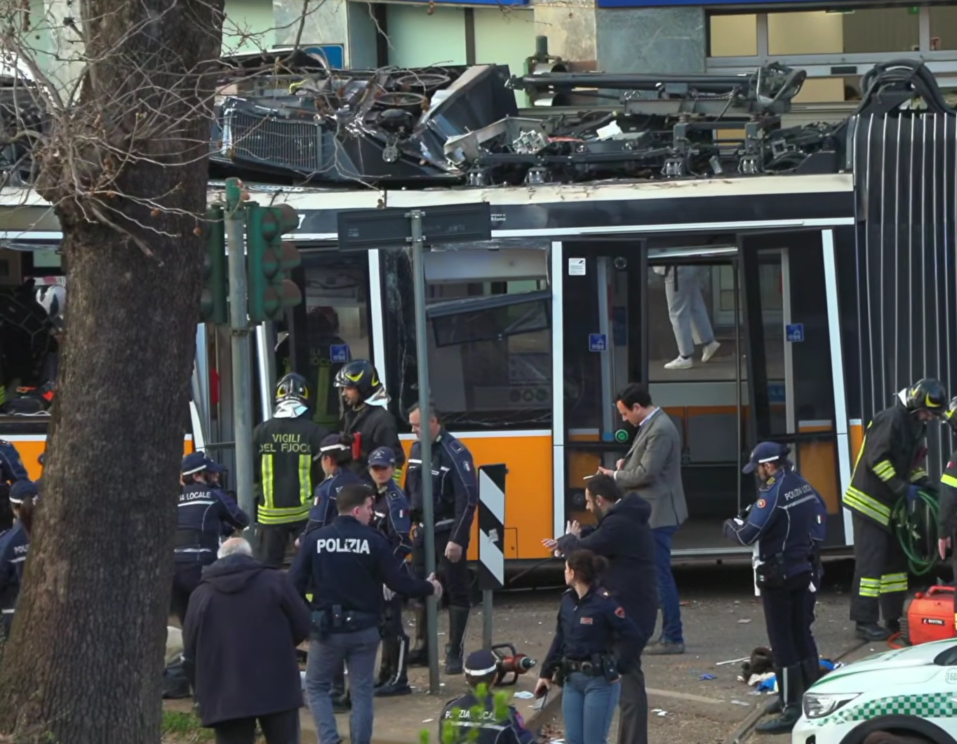 Deraglia tram linea 9 a Milano: due morti e 38 feriti VIDEO