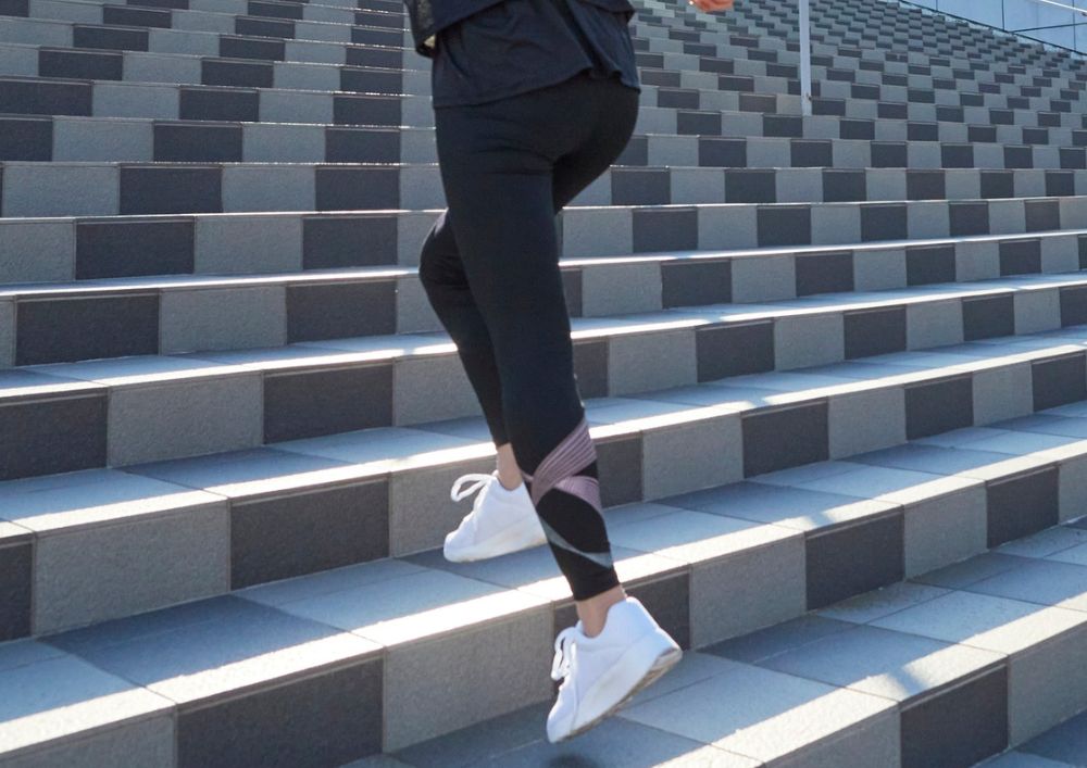 Salute: salire le scale negli over 60 migliora forza e camminata