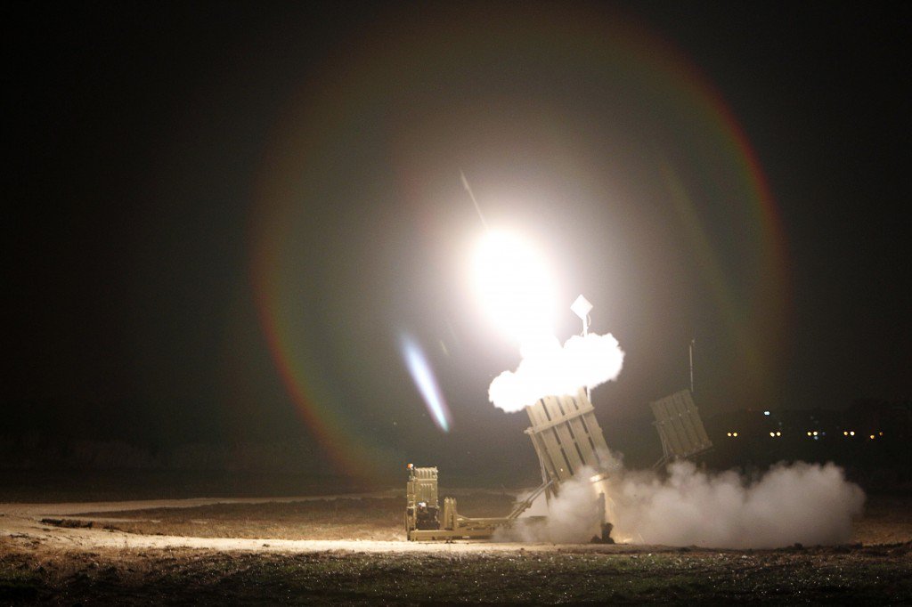 Missile iraniano su Tel Aviv: sei feriti, raid israeliani in risposta